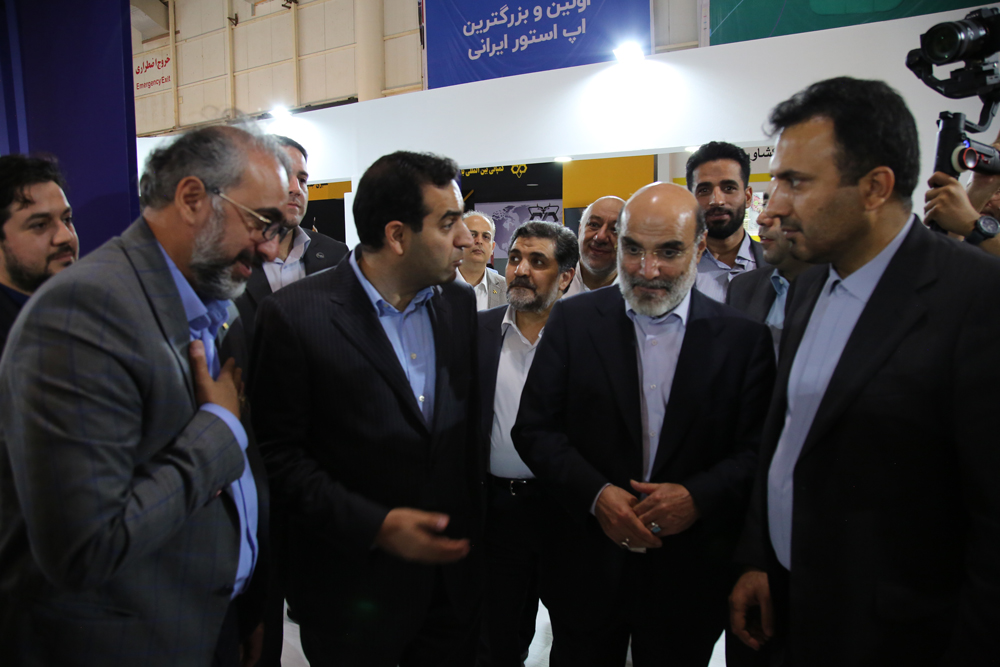 بازدید علی عسگری از غرفه گروه