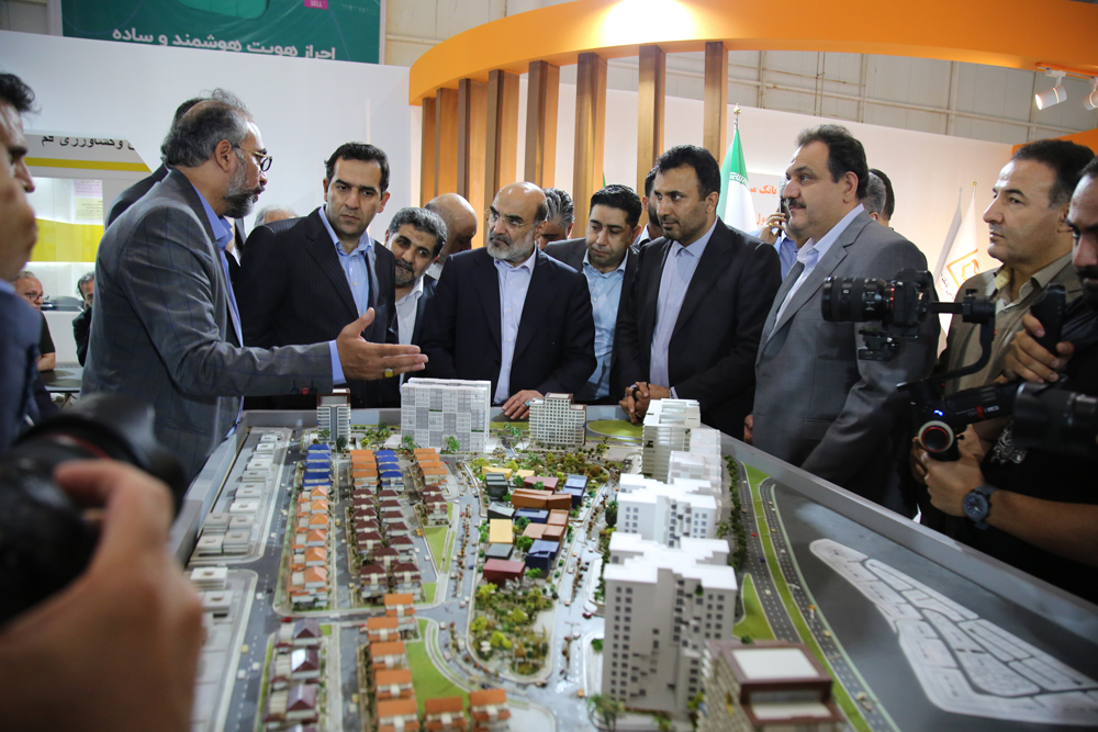 بازدید علی عسگری از غرفه گروه