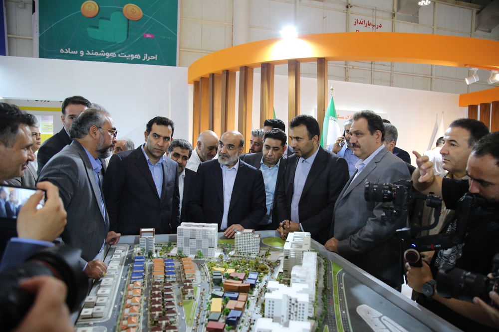 بازدید علی عسگری از غرفه گروه