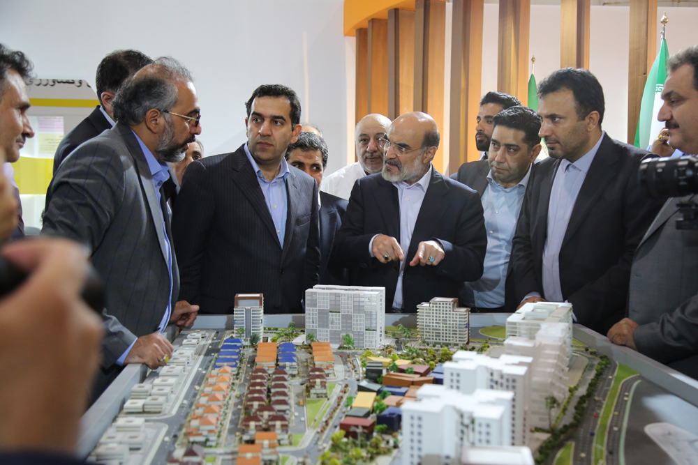 بازدید علی عسگری از غرفه گروه