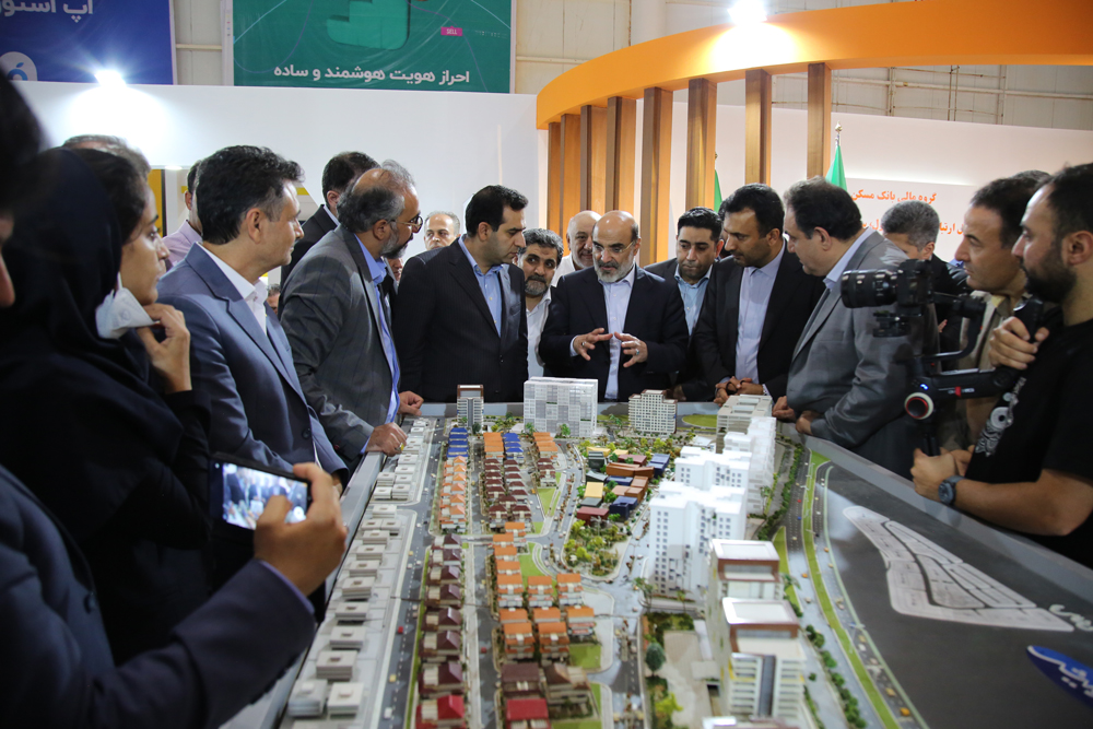 بازدید علی عسگری از غرفه گروه