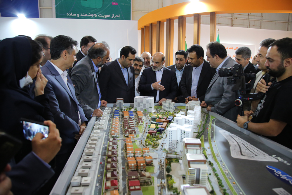 بازدید علی عسگری از غرفه گروه