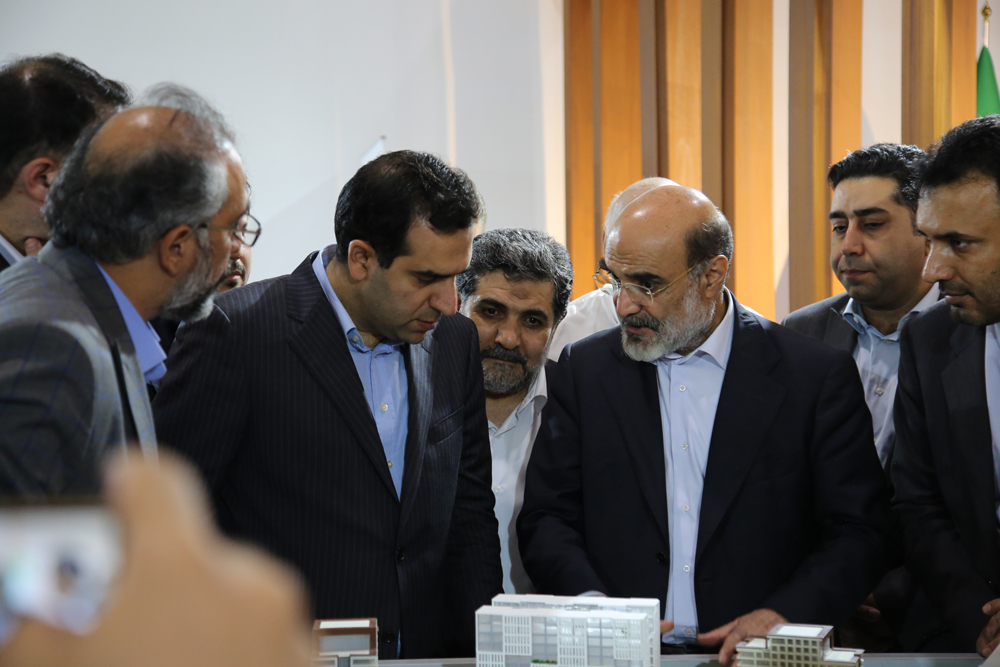 بازدید علی عسگری از غرفه گروه