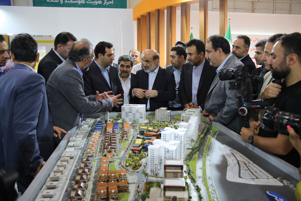 بازدید علی عسگری از غرفه گروه