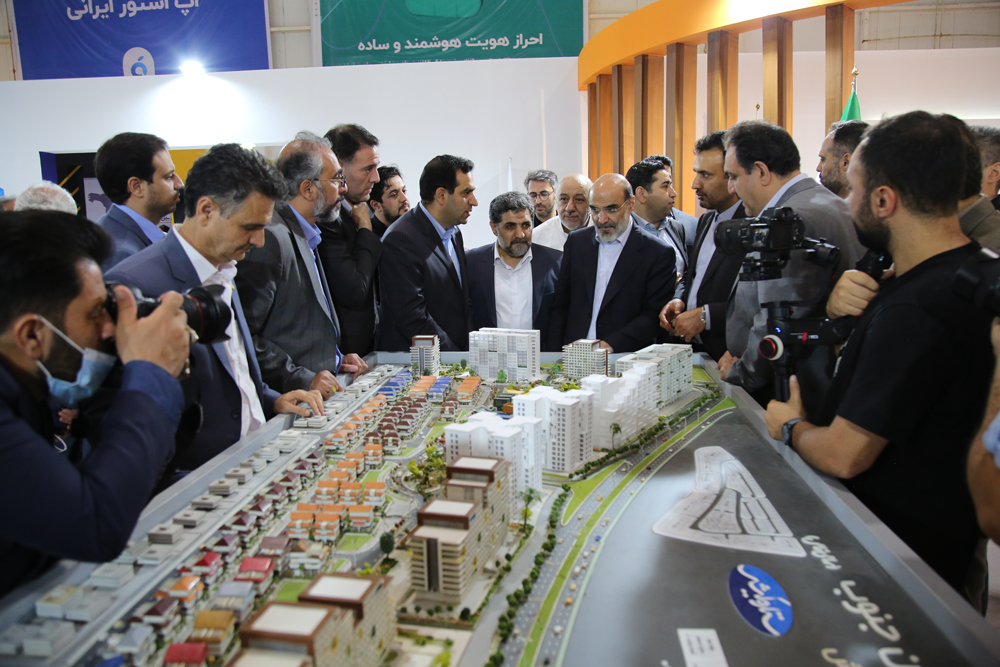 بازدید علی عسگری از غرفه گروه