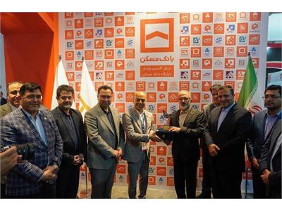 پرنده &#171;تندیس کیش اینوکس ۲۰۲۵&#187; بر شانه‌های بانک مسکن نشست