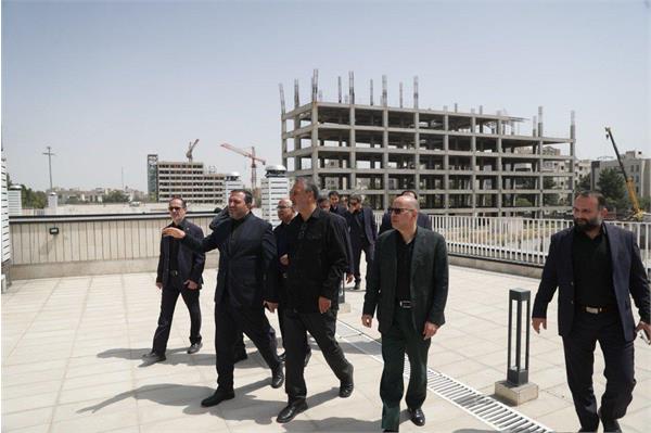 بازدید رئیس کمیسیون عمران مجلس و معاون حقوقی و امور مجلس وزیر اقتصاد از مگاپروژه برج‌های مسکونی فردوسی مشهد