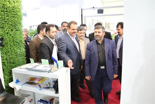 حضور معاون وزیر و مدیرعامل شرکت عمران شهرهای جدید در غرفه ثمسکن