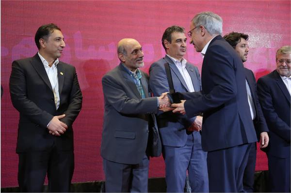 عنوان انبوه ساز برتر استان خراسان رضوی به شرکت سرمایه گذاری مسکن شمال شرق