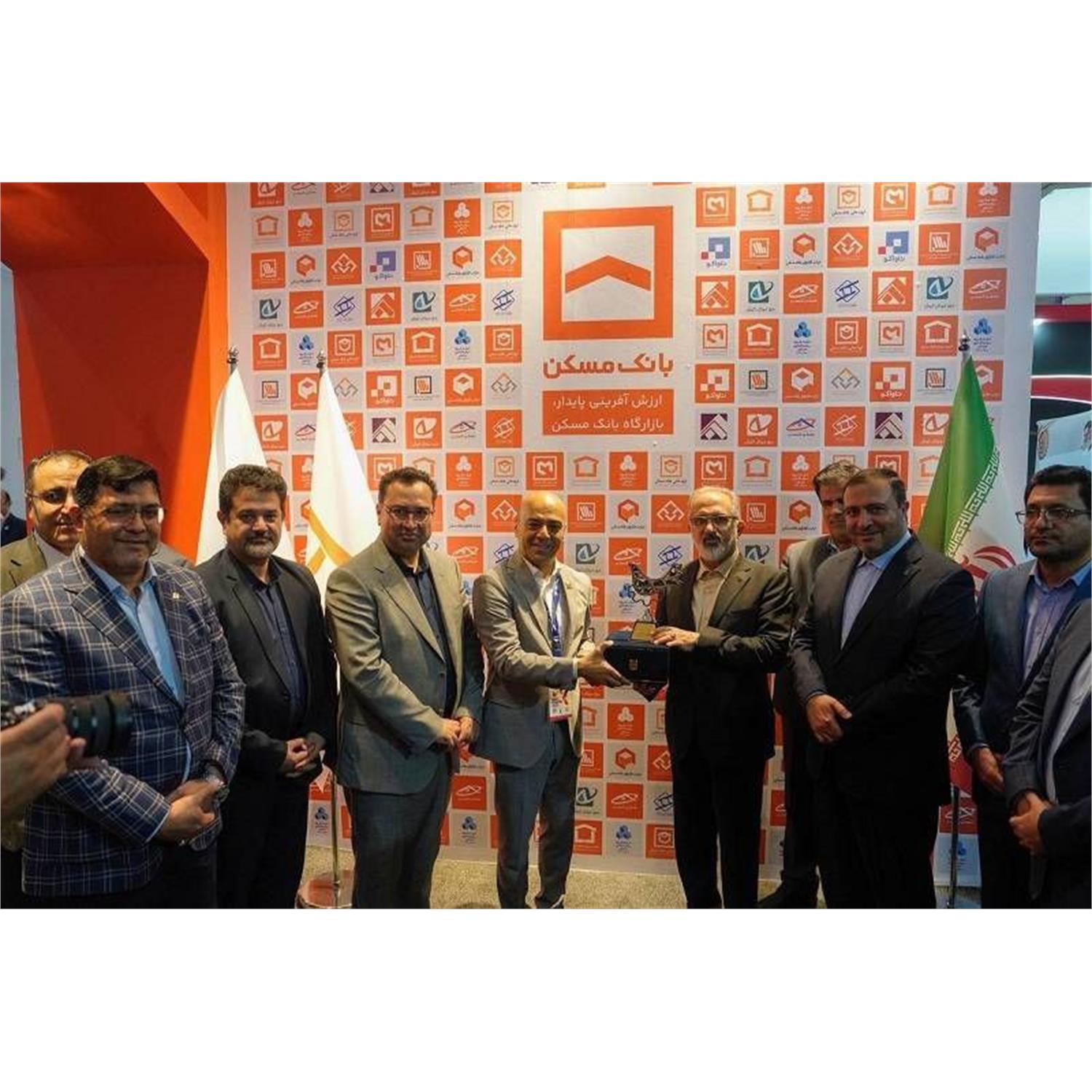 پرنده «تندیس کیش اینوکس ۲۰۲۵» بر شانه‌های بانک مسکن نشست