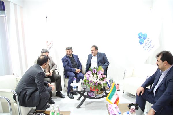حضور معاون وزیر و مدیرعامل شرکت عمران شهرهای جدید در غرفه ثمسکن